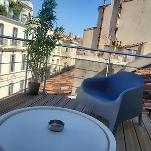 Avec Son Toit Terrasse, En Plein Coeur De Marseille